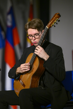 Gašper Golob Rupnik ob izvajanju glasbene točke